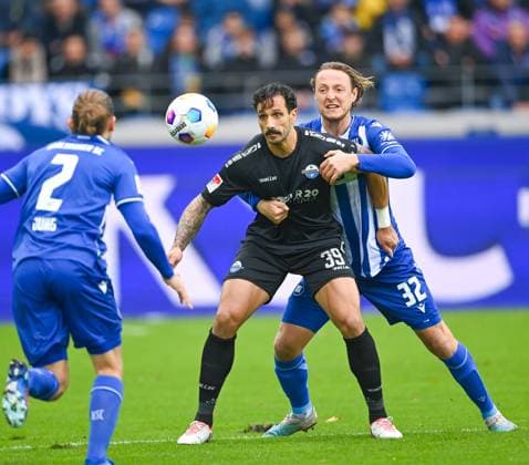 Robin Bormuth Karlsruher SC, 32 vs Adriano Grimaldi SC Paderborn, 39 , GER, Karlsruher SC vs SC Paderborn, Sport, Football, Men, 2 Bundesliga, Matchday 12, Season 2023 2024, 05 11 2023, DFL REGULATES PROHIBIT ANY USE OF PHOTOGRAPHS AS IMAGE SEQUENCES AND OR QUASI VIDEO GER, Karlsruher SC vs SC Paderborn, Sport, Football, Men, 2 Bundesliga, Matchday 12, Season 2023 2024, 05 11 2023, Karlsruhe Copyright: xEibner-Pressefoto SilasxSchuellex EP_SSR