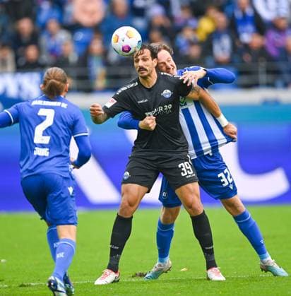 Robin Bormuth Karlsruher SC, 32 vs Adriano Grimaldi SC Paderborn, 39 , GER, Karlsruher SC vs SC Paderborn, Sport, Football, Men, 2 Bundesliga, Matchday 12, Season 2023 2024, 05 11 2023, DFL REGULATES PROHIBIT ANY USE OF PHOTOGRAPHS AS IMAGE SEQUENCES AND OR QUASI VIDEO GER, Karlsruher SC vs SC Paderborn, Sport, Football, Men, 2 Bundesliga, Matchday 12, Season 2023 2024, 05 11 2023, Karlsruhe Copyright: xEibner-Pressefoto SilasxSchuellex EP_SSR