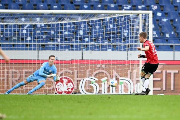 2 Bundesliga Hannover 06 Eintracht Braunschweig on 05 11 2023 at HDI Arena in Hannover Goal for 2 0 Goal scorer Marcel Halstenberg Hannover 96 with the goal for 2 0 against goalkeeper Ron Thorben Hoffmann Braunschweig MT