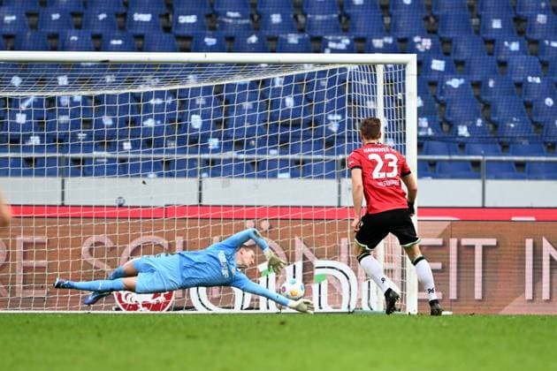 2 Bundesliga Hannover 06 Eintracht Braunschweig on 05 11 2023 at HDI Arena in Hannover Goal for 2 0 Goal scorer Marcel Halstenberg Hannover 96 with the goal for 2 0 against goalkeeper Ron Thorben Hoffmann Braunschweig MT