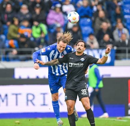 Robin Bormuth Karlsruher SC, 32, left vs Adriano Grimaldi SC Paderborn, 39 , GER, Karlsruher SC vs SC Paderborn, Sport, Football, Men, 2 Bundesliga, Matchday 12, Season 2023 2024, 05 11 2023, DFL REGULATES PROHIBIT ANY USE OF PHOTOGRAPHS AS IMAGE SEQUENCES AND OR QUASI VIDEO GER, Karlsruher SC vs SC Paderborn, Sport, Football, Men, 2 Bundesliga, Matchday 12, Season 2023 2024, 05 11 2023, Karlsruhe Copyright: xEibner-Pressefoto SilasxSchuellex EP_SSR