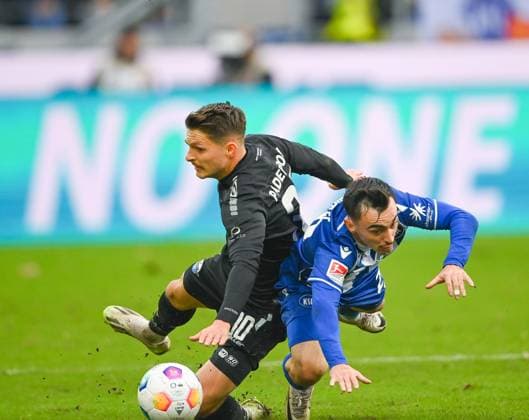 Florent Muslija SC Paderborn, 30, left, in duel with Paul Nebel Karlsruher SC, 26 , GER, Karlsruher SC vs SC Paderborn, Sport, Football, Men, 2 Bundesliga, Matchday 12, Season 2023 2024, 05 11 2023, DFL REGULATES PROHIBIT ANY USE OF PHOTOGRAPHS AS IMAGE SEQUENCES AND OR QUASI VIDEO GER, Karlsruher SC vs SC Paderborn, Sport, Football, Men, 2 Bundesliga, Matchday 12, Season 2023 2024, 05 11 2023, Karlsruhe Copyright: xEibner-Pressefoto SilasxSchuellex EP_SSR