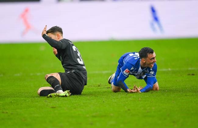 Paul Nebel Karlsruher SC, 26 complains after a foul by Florent Muslija SC Paderborn, 30 , who innocently raises his hands, GER, Karlsruher SC vs SC Paderborn, Sport, Football, Men, 2 Bundesliga, Matchday 12, Season 2023 2024, 05 11 2023, DFL REGULATES PROHIBIT ANY USE OF PHOTOGRAPHS AS IMAGE SEQUENCES AND OR QUASI VIDEO GER, Karlsruher SC vs SC Paderborn, Sport, Football, Men, 2 Bundesliga, Matchday 12, Season 2023 2024, 05 11 2023, Karlsruhe Copyright: xEibner-Pressefoto SilasxSchuellex EP_SSR