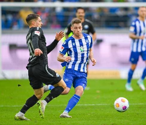 Leon Jensen Karlsruher SC, 6 wants to take the ball from Florent Muslija SC Paderborn, 30, GER, Karlsruher SC vs SC Paderborn, Sport, Football, Men, 2 Bundesliga, Matchday 12, Season 2023 2024, 05 11 2023, DFL REGULATES PROHIBIT ANY USE OF PHOTOGRAPHS AS IMAGE SEQUENCES AND OR QUASI VIDEO GER, Karlsruher SC vs SC Paderborn, Sport, Football, Men, 2 Bundesliga, Matchday 12, Season 2023 2024, 05 11 2023, Karlsruhe Copyright: xEibner-Pressefoto SilasxSchuellex EP_SSR