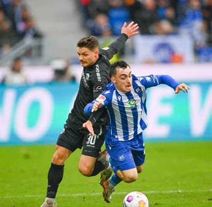 Florent Muslija SC Paderborn, 30, left, in duel with Paul Nebel Karlsruher SC, 26 , GER, Karlsruher SC vs SC Paderborn, Sport, Football, Men, 2 Bundesliga, Matchday 12, Season 2023 2024, 05 11 2023, DFL REGULATES PROHIBIT ANY USE OF PHOTOGRAPHS AS IMAGE SEQUENCES AND OR QUASI VIDEO GER, Karlsruher SC vs SC Paderborn, Sport, Football, Men, 2 Bundesliga, Matchday 12, Season 2023 2024, 05 11 2023, Karlsruhe Copyright: xEibner-Pressefoto SilasxSchuellex EP_SSR