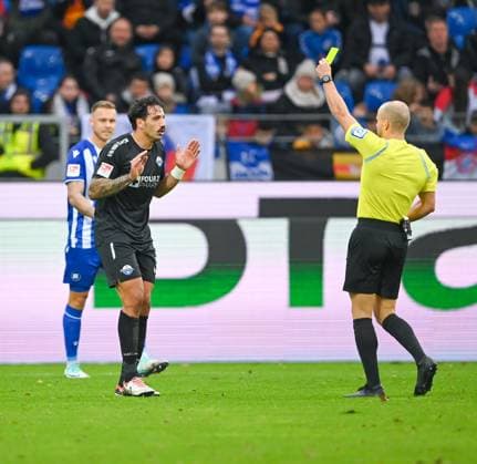 Adriano Grimaldi SC Paderborn, 39 is shown the yellow card by Patrick Schwengers referee, GER, Karlsruher SC vs SC Paderborn, Sport, Football, Men, 2 Bundesliga, Matchday 12, Season 2023 2024, 05 11 2023, DFL REGULATES PROHIBIT ANY USE OF PHOTOGRAPHS AS IMAGE SEQUENCES AND OR QUASI VIDEO GER, Karlsruher SC vs SC Paderborn, Sport, Football, Men, 2 Bundesliga, Matchday 12, Season 2023 2024, 05 11 2023, Karlsruhe Copyright: xEibner-Pressefoto SilasxSchuellex EP_SSR