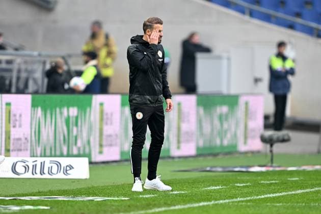 2 Bundesliga Hannover 06 Eintracht Braunschweig on 05 11 2023 at the HDI Arena in Hannover Coach Marc Pfitzner Braunschweig dissatisfied, disappointed, disappointed, dejected MT