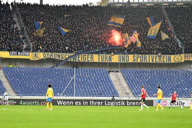 2 Bundesliga Hannover 06 Eintracht Braunschweig on 05 11 2023 at HDI Arena in Hannover Fans Hooligans from Braunschweig throw whole rows of seats MT