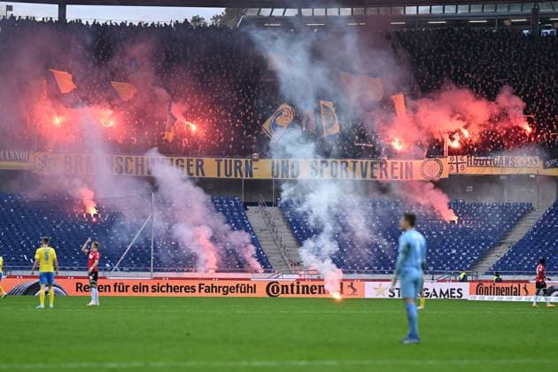 2 Bundesliga Hannover 06 Eintracht Braunschweig on 05 11 2023 at the HDI Arena in Hannover Fans Ultras of Braunschweig send Bengal fire MT