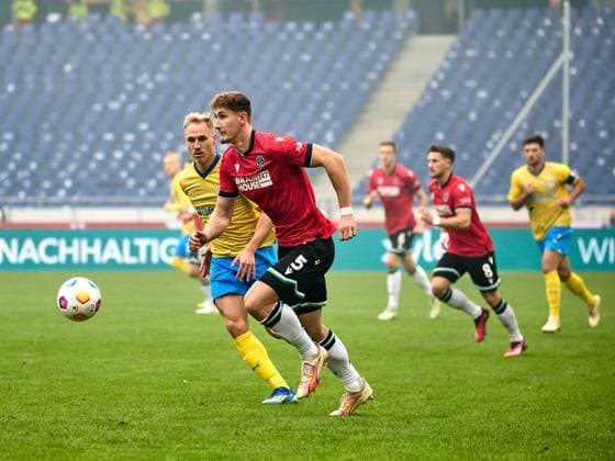 Phil Neumann Hannover 96 05 , Florian Krueger Eintracht Braunschweig, 10 GER, Hannover 96 Eintracht Braunschweig, Football, 2 Bundesliga, Matchday 12, Season 2023 2024, 05 11 2023 GER, Hannover 96 Eintracht Braunschweig, Football, 2 Bundesliga, Matchday 12, Season 2023 2024, 05 11 2023 Hannover Copyright: xEibner-Pressefoto xStephaniexZerx EP_SZE