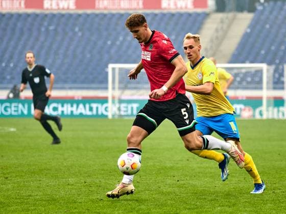 Phil Neumann Hannover 96 05 , Florian Krueger Eintracht Braunschweig, 10 GER, Hannover 96 Eintracht Braunschweig, Football, 2 Bundesliga, Matchday 12, Season 2023 2024, 05 11 2023 GER, Hannover 96 Eintracht Braunschweig, Football, 2 Bundesliga, Matchday 12, Season 2023 2024, 05 11 2023 Hannover Copyright: xEibner-Pressefoto xStephaniexZerx EP_SZE
