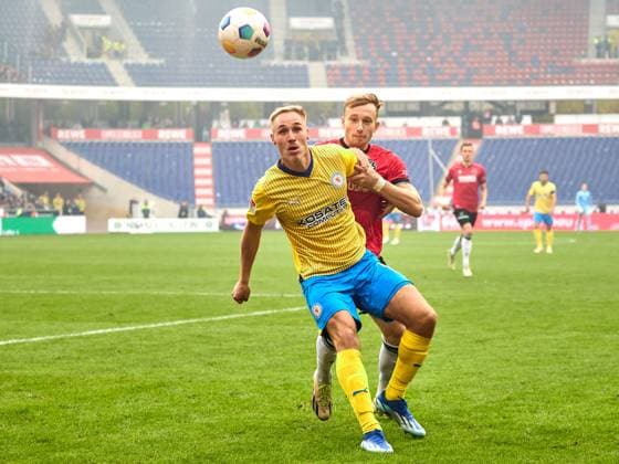 duel Florian Krueger Eintracht Braunschweig, 10 , Jannik Dehm Hannover 96 20 GER, Hannover 96 Eintracht Braunschweig, Football, 2 Bundesliga, Matchday 12, Season 2023 2024, 05 11 2023 GER, Hannover 96 Eintracht Braunschweig, Football, 2 Bundesliga, Matchday 12, Season 2023 2024, 05 11 2023 Hannover Copyright: xEibner-Pressefoto xStephaniexZerx EP_SZE
