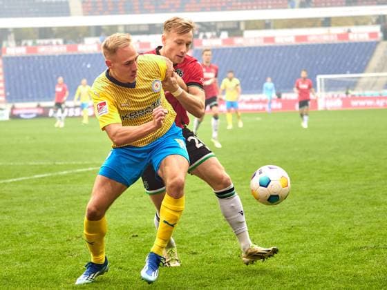 duel Florian Krueger Eintracht Braunschweig, 10 , Jannik Dehm Hannover 96 20 GER, Hannover 96 Eintracht Braunschweig, Football, 2 Bundesliga, Matchday 12, Season 2023 2024, 05 11 2023 GER, Hannover 96 Eintracht Braunschweig, Football, 2 Bundesliga, Matchday 12, Season 2023 2024, 05 11 2023 Hannover Copyright: xEibner-Pressefoto xStephaniexZerx EP_SZE