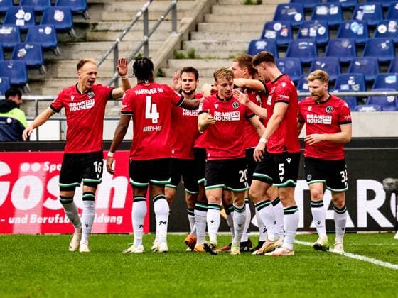 Fabian Kunze Hannover 96 06 scores the first goal for Hannover 96 in the 12th minute of the match Its 1 0, the team cheers Bright Arrey Mbi Hannover 96 04 , Havard Nielsen Hannover 96 16 , Phil Neumann Hannover 96 05 Andreas Voglsammer Hannover 96 32 Goal celebration, Joy GER, Hannover 96 Eintracht Braunschweig, Football, 2 Bundesliga, Matchday 12, Season 2023 2024, 05 11 2023 GER, Hannover 96 Eintracht Braunschweig, Football, 2 Bundesliga, Matchday 12, Season 2023 2024, 05 11 2023 Hannover Copyright: xEibner-Pressefoto xStephaniexZerx EP_SZE