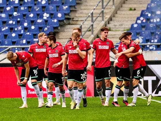 Fabian Kunze Hannover 96 06 scores the first goal for Hannover 96 in the 12th minute of the match Its 1 0, the team cheers Bright Arrey Mbi Hannover 96 04 , Havard Nielsen Hannover 96 16 , Phil Neumann Hannover 96 05 Andreas Voglsammer Hannover 96 32 Goal celebration, Joy GER, Hannover 96 Eintracht Braunschweig, Football, 2 Bundesliga, Matchday 12, Season 2023 2024, 05 11 2023 GER, Hannover 96 Eintracht Braunschweig, Football, 2 Bundesliga, Matchday 12, Season 2023 2024, 05 11 2023 Hannover Copyright: xEibner-Pressefoto xStephaniexZerx EP_SZE