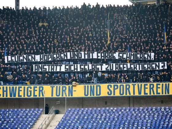 Eintracht Braunschweig fans with a banner GER, Hannover 96 Eintracht Braunschweig, Football, 2 Bundesliga, Matchday 12, Season 2023 2024, 05 11 2023 GER, Hannover 96 Eintracht Braunschweig, Football, 2 Bundesliga, Matchday 12, Season 2023 2024, 05 11 2023 Hannover Copyright: xEibner-Pressefoto xStephaniexZerx EP_SZE