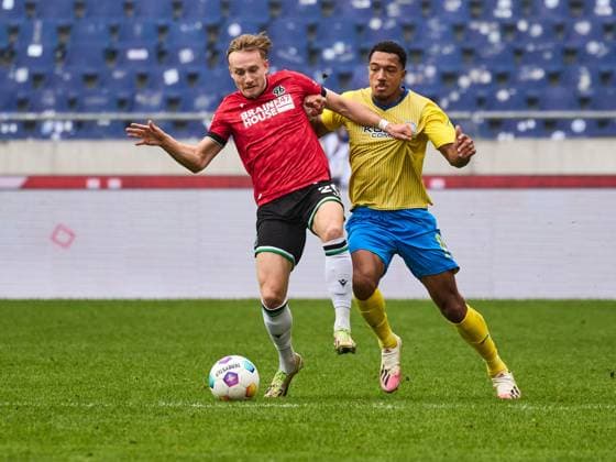 duel Anton Donkor Eintracht Braunschweig 19 , Jannik Dehm Hannover 96 20 GER, Hannover 96 Eintracht Braunschweig, Football, 2 Bundesliga, Matchday 12, Season 2023 2024, 05 11 2023 GER, Hannover 96 Eintracht Braunschweig, Football, 2 Bundesliga, Matchday 12, Season 2023 2024, 05 11 2023 Hannover Copyright: xEibner-Pressefoto xStephaniexZerx EP_SZE