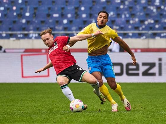 duel Anton Donkor Eintracht Braunschweig 19 , Jannik Dehm Hannover 96 20 GER, Hannover 96 Eintracht Braunschweig, Football, 2 Bundesliga, Matchday 12, Season 2023 2024, 05 11 2023 GER, Hannover 96 Eintracht Braunschweig, Football, 2 Bundesliga, Matchday 12, Season 2023 2024, 05 11 2023 Hannover Copyright: xEibner-Pressefoto xStephaniexZerx EP_SZE