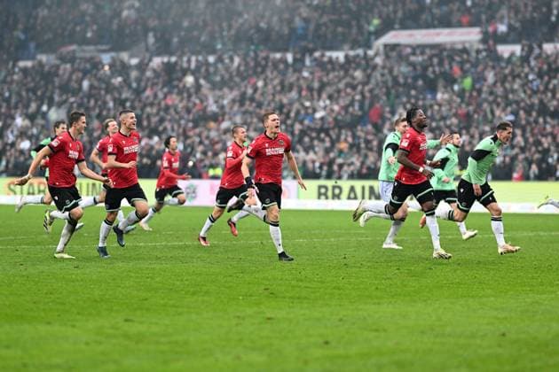 2 Bundesliga Hannover 06 Eintracht Braunschweig on 05 11 2023 at HDI Arena in Hannover Hannover 96 players cheer after the derby win MT