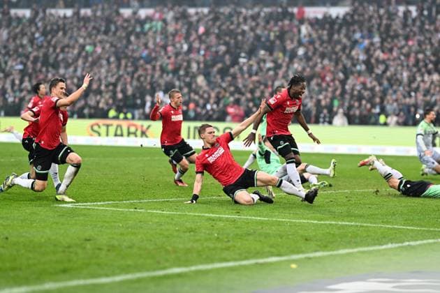 2 Bundesliga Hannover 06 Eintracht Braunschweig on 05 11 2023 at HDI Arena in Hannover Hannover 96 players cheer after the derby win MT