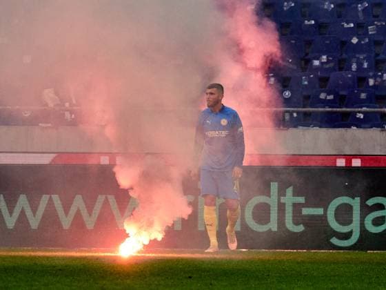 PYrotechnics of Eintracht Braunschweig fans on the pitch Hasan Kurucay Eintracht Braunschweig, 29 GER, Hannover 96 Eintracht Braunschweig, Football, 2 Bundesliga, Matchday 12, Season 2023 2024, 05 11 2023 GER, Hannover 96 Eintracht Braunschweig, Football, 2 Bundesliga, Matchday 12, Season 2023 2024, 05 11 2023 Hannover Copyright: xEibner-Pressefoto xStephaniexZerx EP_SZE