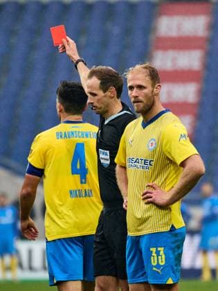 Yellow Red Card for Jannis Nikolaou Eintracht Braunschweig, 04 Sebastian Griesbeck Eintracht Braunschweig , 33 GER, Hannover 96 Eintracht Braunschweig, Football, 2 Bundesliga, Matchday 12, Season 2023 2024, 05 11 2023 GER, Hannover 96 Eintracht Braunschweig, Football, 2 Bundesliga, Matchday 12, Season 2023 2024, 05 11 2023 Hannover Copyright: xEibner-Pressefoto xStephaniexZerx EP_SZE