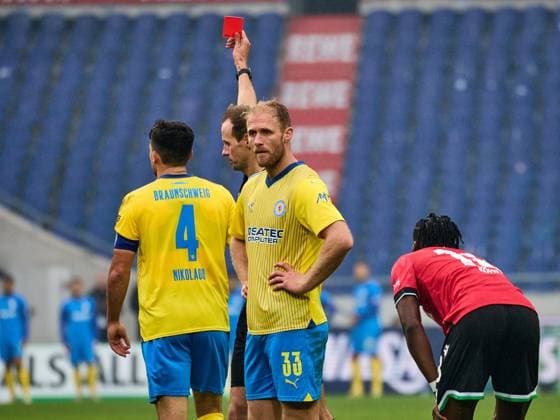 Yellow Red Card for Jannis Nikolaou Eintracht Braunschweig, 04 Sebastian Griesbeck Eintracht Braunschweig , 33 GER, Hannover 96 Eintracht Braunschweig, Football, 2 Bundesliga, Matchday 12, Season 2023 2024, 05 11 2023 GER, Hannover 96 Eintracht Braunschweig, Football, 2 Bundesliga, Matchday 12, Season 2023 2024, 05 11 2023 Hannover Copyright: xEibner-Pressefoto xStephaniexZerx EP_SZE