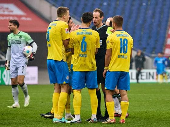 Yellow Red card for Jannis Nikolaou Eintracht Braunschweig, 04 Fabio Kaufmann Eintracht Braunschweig, 37 , Ermin Bicakcic Eintracht Braunschweig, 06 , Robert Ivanov Eintracht Braunschweig, 05 , Marvin Rittmueller Eintracht Braunschweig, 18 talk to the referee GER, Hannover 96 Eintracht Braunschweig, Football, 2 Bundesliga, Matchday 12, Season 2023 2024, 05 11 2023 GER, Hannover 96 Eintracht Braunschweig, Football, 2 Bundesliga, Matchday 12, Season 2023 2024, 05 11 2023 Hannover Copyright: xEibner-Pressefoto xStephaniexZerx EP_SZE