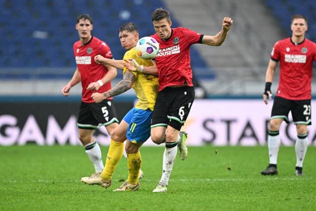 2 Bundesliga Hannover 06 Eintracht Braunschweig on 05 11 2023 at the HDI Arena in Hannover Luc Ihorst Braunschweig in a duel against Fabian Kunze Hannover 96 MT