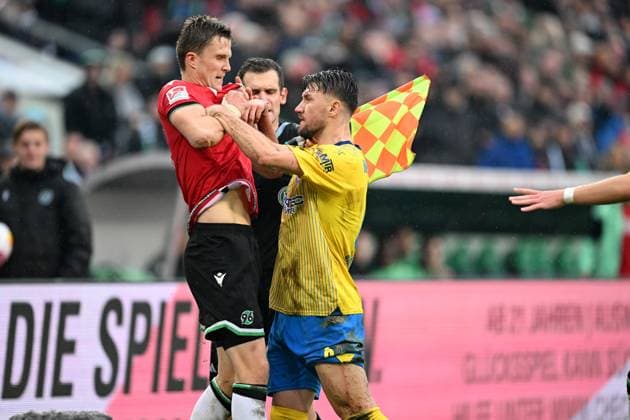 2 Bundesliga Hannover 06 Eintracht Braunschweig on 05 11 2023 at the HDI Arena in Hannover Fabian Kunze Hannover 96 tangles with Ermin Bicakcic Braunschweig MT