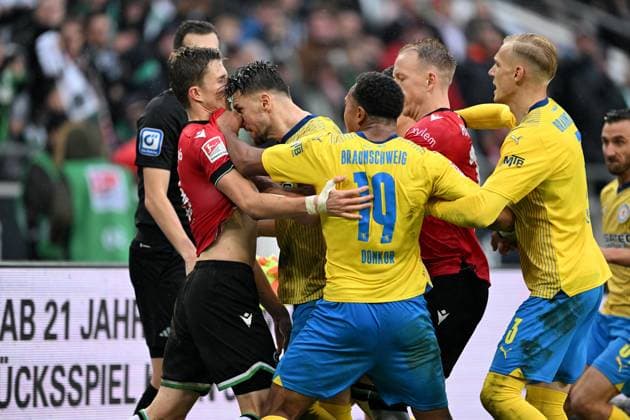 2 Bundesliga Hannover 06 Eintracht Braunschweig on 05 11 2023 at the HDI Arena in Hannover Fabian Kunze Hannover 96 tangles with Ermin Bicakcic Braunschweig MT