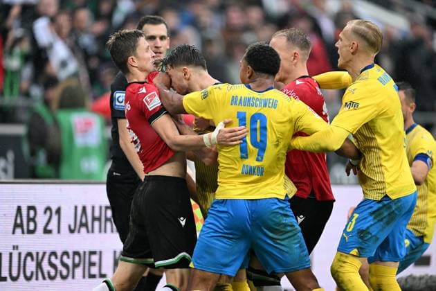 2 Bundesliga Hannover 06 Eintracht Braunschweig on 05 11 2023 at the HDI Arena in Hannover Fabian Kunze Hannover 96 tangles with Ermin Bicakcic Braunschweig MT