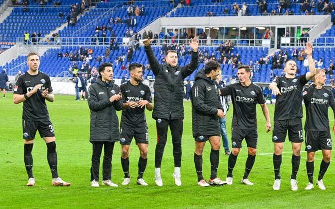 The SC Paderborn team celebrates victory in front of their own fans, GER, Karlsruher SC vs SC Paderborn, Sport, Soccer, Men, 2 Bundesliga, Matchday 12, Season 2023 2024, 05 11 2023, DFL REGULATES PROHIBIT ANY USE OF PHOTOGRAPHS AS IMAGE SEQUENCES AND OR QUASI VIDEO GER, Karlsruher SC vs SC Paderborn, Sport, Football, Men, 2 Bundesliga, Matchday 12, Season 2023 2024, 05 11 2023, Karlsruhe Copyright: xEibner-Pressefoto SilasxSchuellex EP_SSR