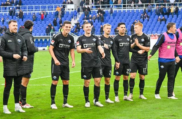 The SC Paderborn team celebrates victory in front of their own fans, GER, Karlsruher SC vs SC Paderborn, Sport, Soccer, Men, 2 Bundesliga, Matchday 12, Season 2023 2024, 05 11 2023, DFL REGULATES PROHIBIT ANY USE OF PHOTOGRAPHS AS IMAGE SEQUENCES AND OR QUASI VIDEO GER, Karlsruher SC vs SC Paderborn, Sport, Football, Men, 2 Bundesliga, Matchday 12, Season 2023 2024, 05 11 2023, Karlsruhe Copyright: xEibner-Pressefoto SilasxSchuellex EP_SSR
