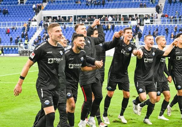 The SC Paderborn team celebrates victory in front of their own fans, goalkeeper Felix Platte SC Paderborn, 36 , GER, Karlsruher SC vs SC Paderborn, Sport, Football, Men, 2 Bundesliga, Matchday 12, Season 2023 2024, 05 11 2023, DFL REGULATES PROHIBIT ANY USE OF PHOTOGRAPHS AS IMAGE SEQUENCES AND OR QUASI VIDEO GER, Karlsruher SC vs SC Paderborn, Sport, Football, Men, 2 Bundesliga, Matchday 12, Season 2023 2024, 05 11 2023, Karlsruhe Copyright: xEibner-Pressefoto SilasxSchuellex EP_SSR