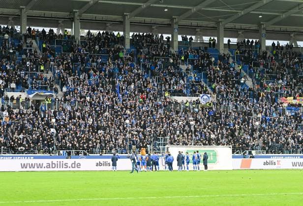 The players of Karlsruher SC face their fans on the stands in the Wildparkstadion after the defeat, GER, Karlsruher SC vs SC Paderborn, Sport, Soccer, Men, 2 Bundesliga, Matchday 12, Season 2023 2024, 05 11 2023, DFL REGULATES PROHIBIT ANY USE OF PHOTOGRAPHS AS IMAGE SEQUENCES AND OR QUASI VIDEO GER, Karlsruher SC vs SC Paderborn, Sport, Football, Men, 2 Bundesliga, Matchday 12, Season 2023 2024, 05 11 2023, Karlsruhe Copyright: xEibner-Pressefoto SilasxSchuellex EP_SSR