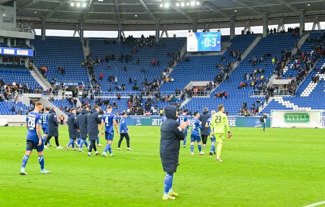 The players of Karlsruher SC thank the fans in the Wildparkstadion for their support after the defeat, Final score 0 3, GER, Karlsruher SC vs SC Paderborn, Sport, Soccer, Men, 2 Bundesliga, Matchday 12, Season 2023 2024, 05 11 2023, DFL REGULATES PROHIBIT ANY USE OF PHOTOGRAPHS AS IMAGE SEQUENCES AND OR QUASI VIDEO GER, Karlsruher SC vs SC Paderborn, Sport, Football, Men, 2 Bundesliga, Matchday 12, Season 2023 2024, 05 11 2023, Karlsruhe Copyright: xEibner-Pressefoto SilasxSchuellex EP_SSR
