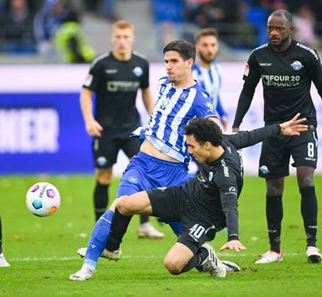 Niclas Nadj SC Paderborn, 40 in duel against Igor Matanovic Karlsruher SC, 9 , GER, Karlsruher SC vs SC Paderborn, Sport, Football, Men, 2 Bundesliga, Matchday 12, Season 2023 2024, 05 11 2023, DFL REGULATES PROHIBIT ANY USE OF PHOTOGRAPHS AS IMAGE SEQUENCES AND OR QUASI VIDEO GER, Karlsruher SC vs SC Paderborn, Sport, Football, Men, 2 Bundesliga, Matchday 12, Season 2023 2024, 05 11 2023, Karlsruhe Copyright: xEibner-Pressefoto SilasxSchuellex EP_SSR