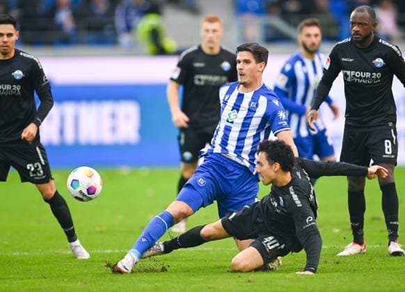 Niclas Nadj SC Paderborn, 40 in duel against Igor Matanovic Karlsruher SC, 9 , GER, Karlsruher SC vs SC Paderborn, Sport, Football, Men, 2 Bundesliga, Matchday 12, Season 2023 2024, 05 11 2023, DFL REGULATES PROHIBIT ANY USE OF PHOTOGRAPHS AS IMAGE SEQUENCES AND OR QUASI VIDEO GER, Karlsruher SC vs SC Paderborn, Sport, Football, Men, 2 Bundesliga, Matchday 12, Season 2023 2024, 05 11 2023, Karlsruhe Copyright: xEibner-Pressefoto SilasxSchuellex EP_SSR