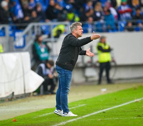 Lukas Kwasniok SC Paderborn, Head coach gives his team energetic instructions, GER, Karlsruher SC vs SC Paderborn, Sport, Soccer, Men, 2 Bundesliga, Matchday 12, Season 2023 2024, 05 11 2023, DFL REGULATES PROHIBIT ANY USE OF PHOTOGRAPHS AS IMAGE SEQUENCES AND OR QUASI VIDEO GER, Karlsruher SC vs SC Paderborn, Sport, Football, Men, 2 Bundesliga, Matchday 12, Season 2023 2024, 05 11 2023, Karlsruhe Copyright: xEibner-Pressefoto SilasxSchuellex EP_SSR