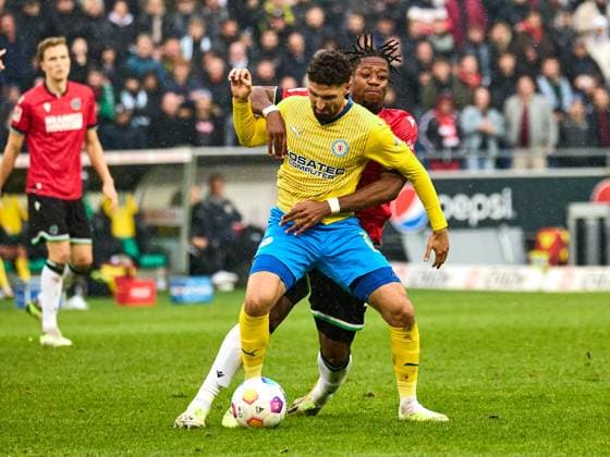 duel between Bright Arrey Mbi Hannover 96 04 and Fabio Kaufmann Eintracht Braunschweig, 37 GER, Hannover 96 Eintracht Braunschweig, Football, 2 Bundesliga, Matchday 12, 2023 2024 season, 05 11 2023 GER, Hannover 96 Eintracht Braunschweig, Football, 2 Bundesliga, Matchday 12, 2023 2024 season, 05 11 2023 Hannover Copyright: xEibner-Pressefoto xStephaniexZerx EP_SZE