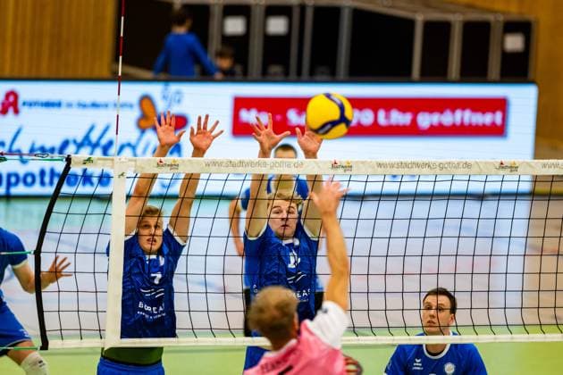 05 11 2023, GER, Volleyball, Men, Season 2023 2024, DVV Cup German Volleyball Association Round of 16, Blue Volleys Gotha Energiequelle Netzhoppers KW Koenigs Wusterhausen Bestensee Daniel Haehnert Energiequelle Netzhoppers KW Koenigs Wusterhausen Bestensee Krochmann, Hannes Blue Volleys Gotha Harrison Paul McBean Blue Volleys Gotha Gotha Gotha 99867 Ernestiner Halle, Am Tivoli 6 Thüringen Germany