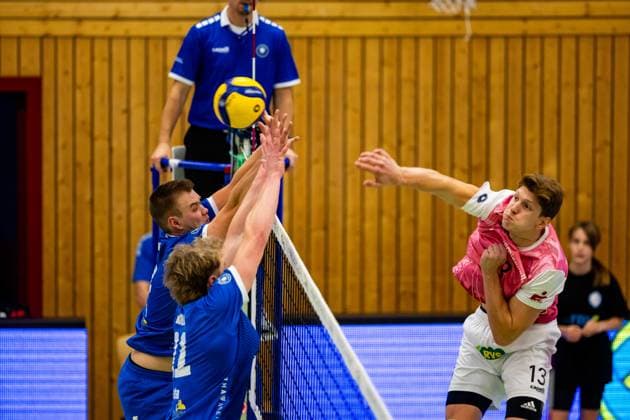 05 11 2023, GER, Volleyball, Men, Season 2023 2024, DVV Cup German Volleyball Association Round of 16, Blue Volleys Gotha Energiequelle Netzhoppers KW Koenigs Wusterhausen Bestensee Werner, Robert Blue Volleys Gotha Harrison Paul McBean Blue Volleys Gotha Charlie Peters Energiequelle Netzhoppers KW Koenigs Wusterhausen Bestensee Gotha 99867 Ernestiner Halle, Am Tivoli 6 Thuringia Germany