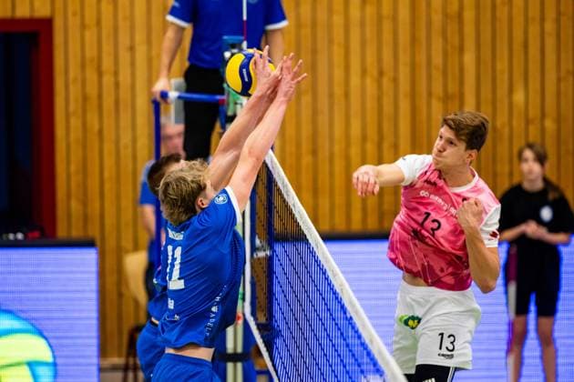 05 11 2023, GER, Volleyball, Men, Season 2023 2024, DVV Cup German Volleyball Association Round of 16, Blue Volleys Gotha Energiequelle Netzhoppers KW Koenigs Wusterhausen Bestensee Werner, Robert Blue Volleys Gotha Harrison Paul McBean Blue Volleys Gotha Charlie Peters Energiequelle Netzhoppers KW Koenigs Wusterhausen Bestensee Gotha 99867 Ernestiner Halle, Am Tivoli 6 Thuringia Germany