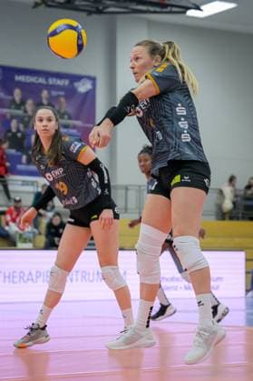 04 11 2023, GER, Volleyball, DVV Womens Cup 2023 2024 Round of 16, VC Neuwied 77 SC Potsdam Receiver and outside attacker Antonia Stautz 6 Potsdam plays the ball Neuwied Sports Hall of the Rhein Wied Gymnasium Rhineland-Palatinate Germany