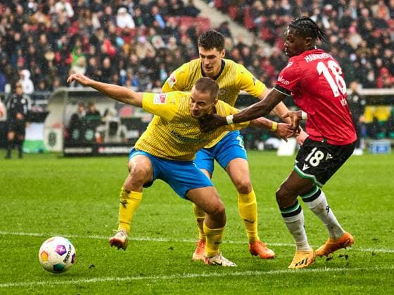 Duel Derrick Koehn Hannover 96 18 , Danilo Wiebe Eintracht Braunschweig, 23 , Florian Krueger Eintracht Braunschweig, 10 GER, Hannover 96 Eintracht Braunschweig, Football, 2 Bundesliga, Matchday 12, Season 2023 2024, 05 11 2023 GER, Hannover 96 Eintracht Braunschweig, Football, 2 Bundesliga, Matchday 12, Season 2023 2024, 05 11 2023 Hannover Copyright: xEibner-Pressefoto xStephaniexZerx EP_SZE