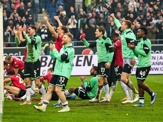 Hannover 96 win the Lower Saxony derby 2-0 The team cheers and celebrates with the fans Sei Muroya Hannover 96 20 , Andreas Voglsammer Hannover 96 32 , Christopher Scott Hannover 96 40 , Andreas Voglsammer Hannover 96 32 , Nicolo Tresoldi Hannover 96 09 , Phil Neumann Hannover 96 05 , Derrick Koehn Hannover 96 18 GER, Hannover 96 Eintracht Braunschweig, Football, 2 Bundesliga, Matchday 12, Season 2023 2024, 05 11 2023 GER, Hannover 96 Eintracht Braunschweig, Football, 2 Bundesliga, Matchday 12, Season 2023 2024, 05 11 2023 Hannover Copyright: xEibner-Pressefoto xStephaniexZerx EP_SZE