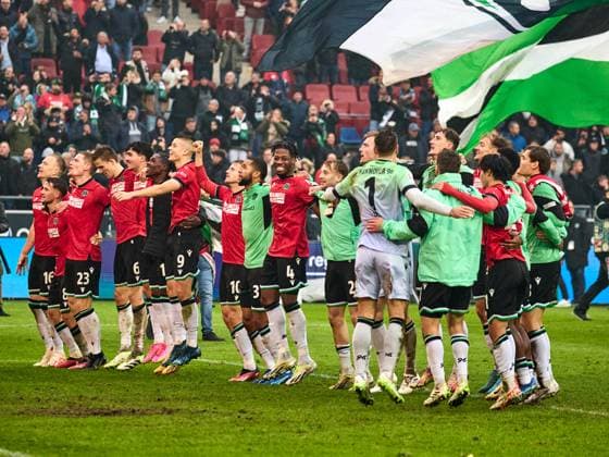 Hannover 96 win the Lower Saxony derby 2-0 The team cheers and celebrates with the fans Sei Muroya Hannover 96 20 , Andreas Voglsammer Hannover 96 32 , Christopher Scott Hannover 96 40 , Andreas Voglsammer Hannover 96 32 , Nicolo Tresoldi Hannover 96 09 , Phil Neumann Hannover 96 05 , Derrick Koehn Hannover 96 18 GER, Hannover 96 Eintracht Braunschweig, Football, 2 Bundesliga, Matchday 12, Season 2023 2024, 05 11 2023 GER, Hannover 96 Eintracht Braunschweig, Football, 2 Bundesliga, Matchday 12, Season 2023 2024, 05 11 2023 Hannover Copyright: xEibner-Pressefoto xStephaniexZerx EP_SZE
