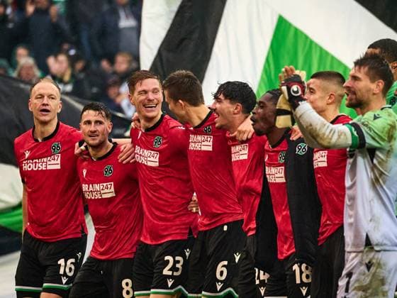Hannover 96 win the Lower Saxony derby 2-0 The team cheers and celebrates with the fans Sei Muroya Hannover 96 20 , Andreas Voglsammer Hannover 96 32 , Christopher Scott Hannover 96 40 , Andreas Voglsammer Hannover 96 32 , Nicolo Tresoldi Hannover 96 09 , Phil Neumann Hannover 96 05 , Derrick Koehn Hannover 96 18 GER, Hannover 96 Eintracht Braunschweig, Football, 2 Bundesliga, Matchday 12, Season 2023 2024, 05 11 2023 GER, Hannover 96 Eintracht Braunschweig, Football, 2 Bundesliga, Matchday 12, Season 2023 2024, 05 11 2023 Hannover Copyright: xEibner-Pressefoto xStephaniexZerx EP_SZE