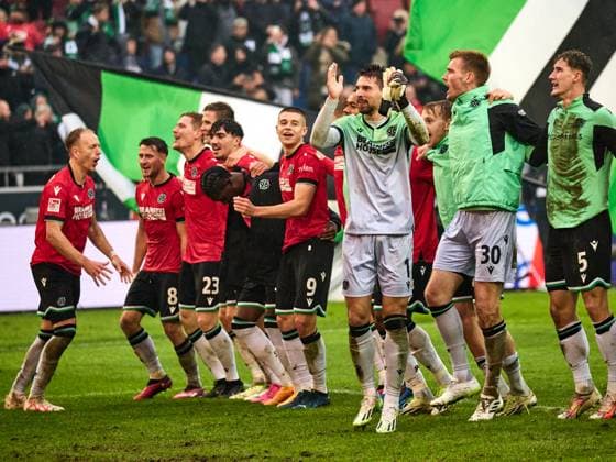 Hannover 96 win the Lower Saxony derby 2-0 The team cheers and celebrates with the fans Sei Muroya Hannover 96 20 , Andreas Voglsammer Hannover 96 32 , Christopher Scott Hannover 96 40 , Andreas Voglsammer Hannover 96 32 , Nicolo Tresoldi Hannover 96 09 , Phil Neumann Hannover 96 05 , Derrick Koehn Hannover 96 18 GER, Hannover 96 Eintracht Braunschweig, Football, 2 Bundesliga, Matchday 12, Season 2023 2024, 05 11 2023 GER, Hannover 96 Eintracht Braunschweig, Football, 2 Bundesliga, Matchday 12, Season 2023 2024, 05 11 2023 Hannover Copyright: xEibner-Pressefoto xStephaniexZerx EP_SZE